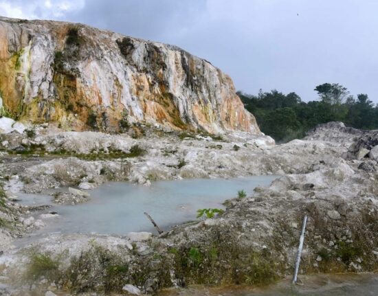 Wodospady i gorące źródła Sumatra Indonezja 2023